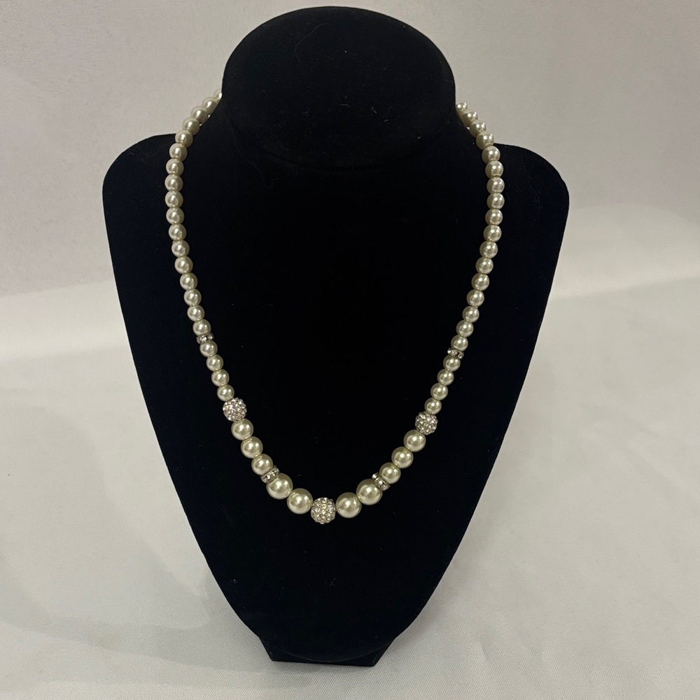 Elegant Pearl Necklace with Silver Accents